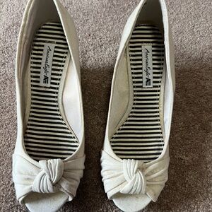 American Eagle Outfitters Knotted Cream Heels